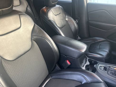 Used 2019 Jeep Cherokee Latitude Plus w/ Comfort/Convenience Group FWD image 25