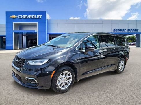 Used 2023 Chrysler Pacifica Touring-L FWD image 2