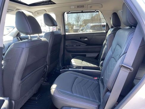 Used 2024 Nissan Pathfinder Platinum image 12