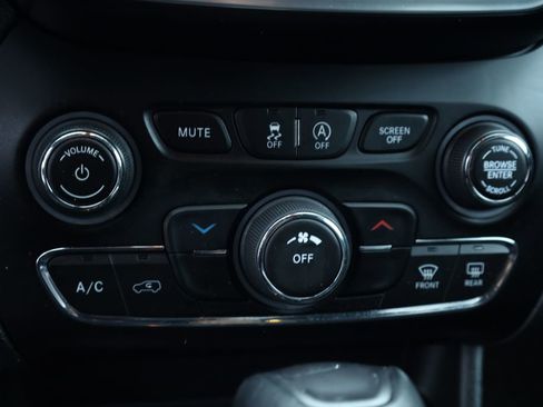 Used 2019 Jeep Cherokee Latitude Plus w/ Cold Weather Group image 11