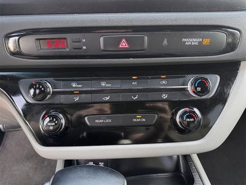 Used 2017 Kia Sedona LX w/ LX Essentials Premium Package image 21