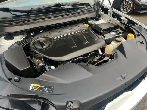 Used 2019 Jeep Cherokee Latitude Plus AWD/4WD image 14