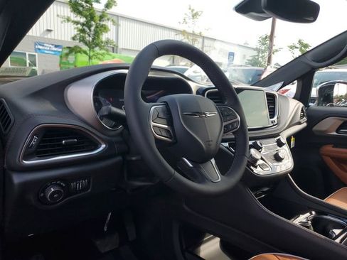 New 2026 Chrysler Pacifica Pinnacle FWD image 18