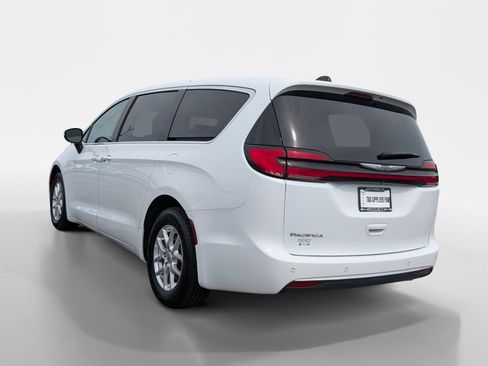 Used 2023 Chrysler Pacifica Touring-L FWD image 4