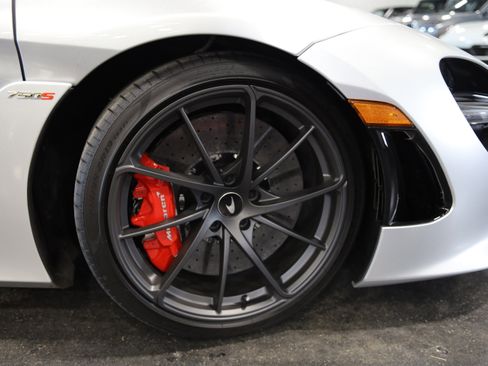 Used 2026 McLaren 750S Spider RWD image 9