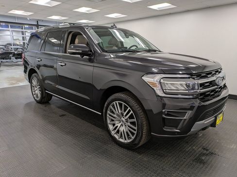 Used 2023 Ford Expedition Limited image 3