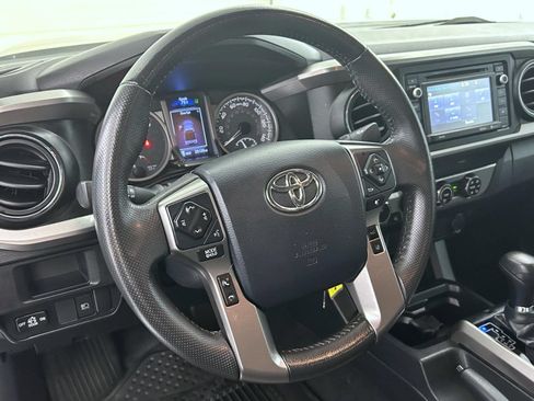Used 2019 Toyota Tacoma SR5 w/ Four Season Floor Mat Package AWD/4WD image 11