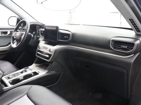 Used 2022 Ford Explorer XLT w/ Equipment Group 202A AWD/4WD image 31
