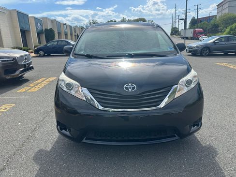 Used 2017 Toyota Sienna LE image 2