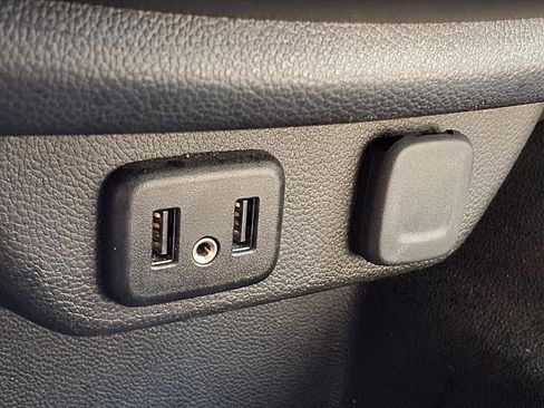 Used 2021 Chevrolet Traverse LT image 26