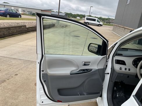 Used 2014 Toyota Sienna SE image 7