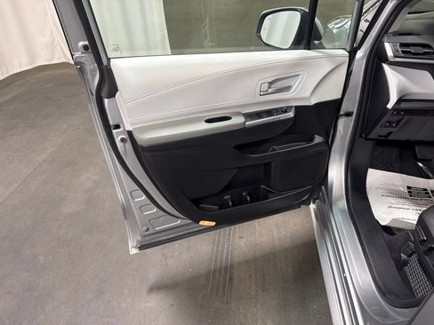 Used 2025 Toyota Sienna XLE FWD image 10