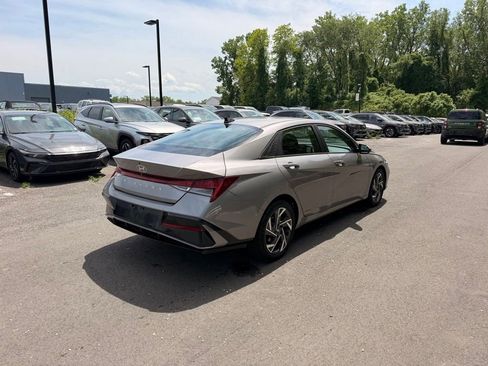 Used 2025 Hyundai Elantra SEL FWD image 3