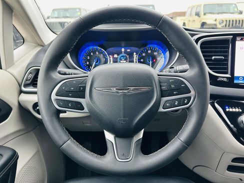 Used 2023 Chrysler Pacifica Touring-L image 16