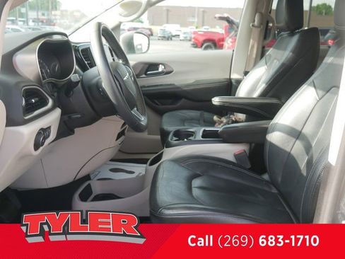 Used 2022 Chrysler Pacifica Touring-L FWD image 37