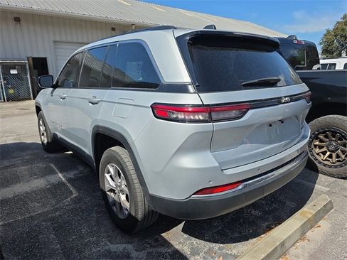 Used 2022 Jeep Grand Cherokee Limited image 3