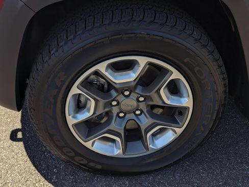 Used 2020 Jeep Cherokee Trailhawk w/ Comfort/Convenience Group image 7