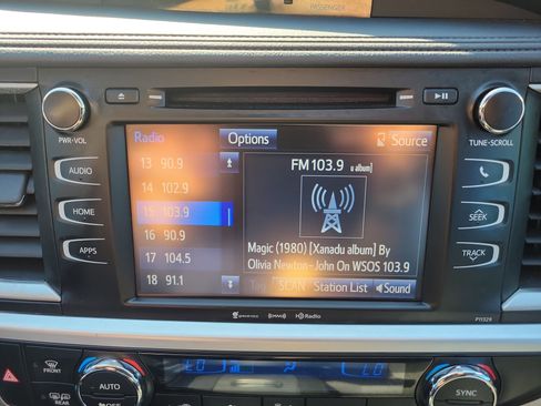 Used 2017 Toyota Highlander LE image 19