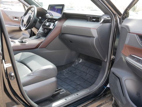 Used 2023 Toyota Venza XLE AWD/4WD image 19