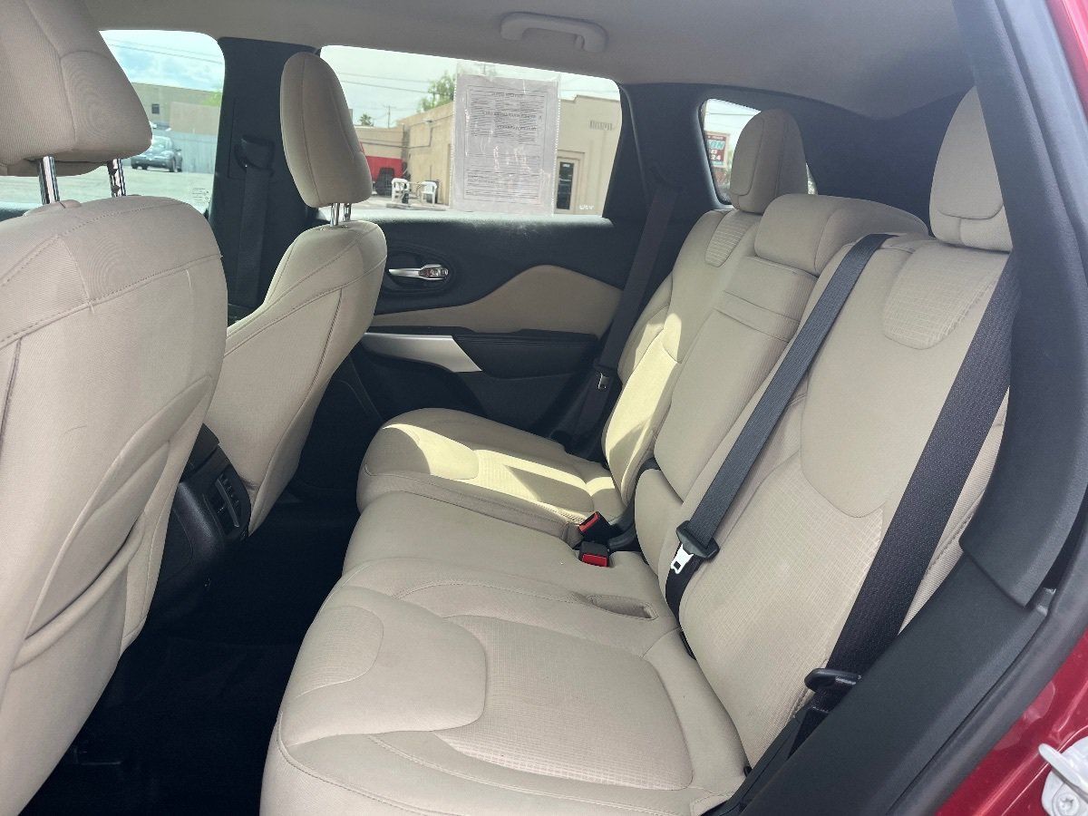 Used 2017 Jeep Cherokee Latitude w/ Comfort/Convenience Group FWD image 28