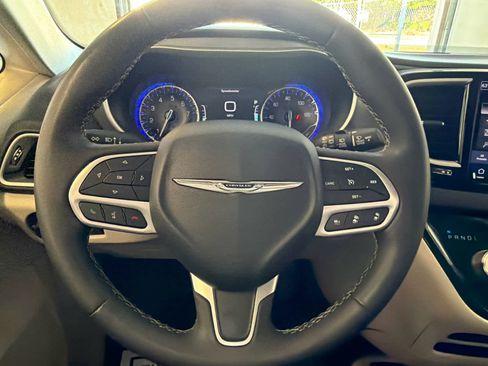 Used 2023 Chrysler Pacifica Touring-L image 39