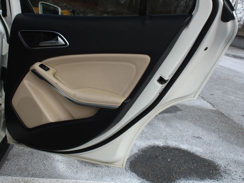 Used 2019 Mercedes-Benz GLA 250 4MATIC image 16