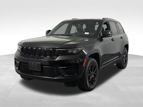 Used 2025 Jeep Grand Cherokee Altitude AWD/4WD image 9