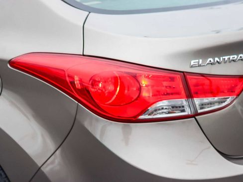 Used 2013 Hyundai Elantra GLS w/ Preferred Pkg image 8