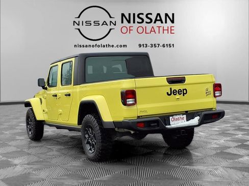 Used 2023 Jeep Gladiator Willys image 3