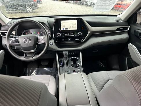 Used 2023 Toyota Highlander L image 11