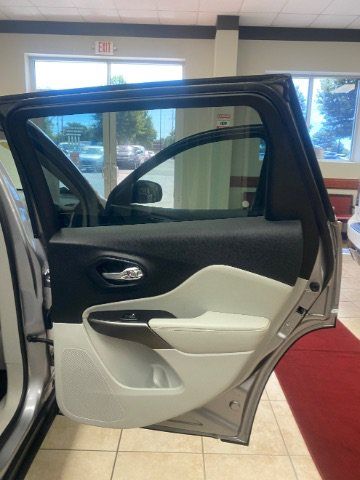 Used 2020 Jeep Cherokee Limited FWD image 10