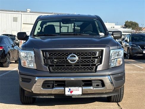 Used 2022 Nissan Titan SV image 3