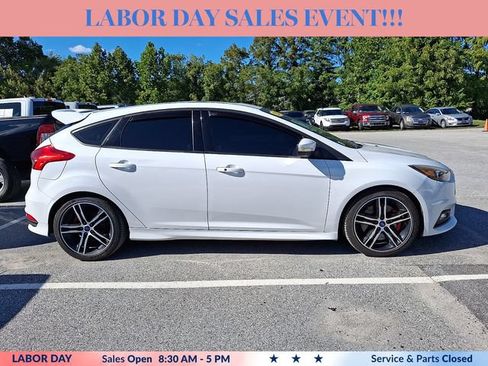 Used 2017 Ford Focus ST w/ Equipment Group 401A FWD image 7