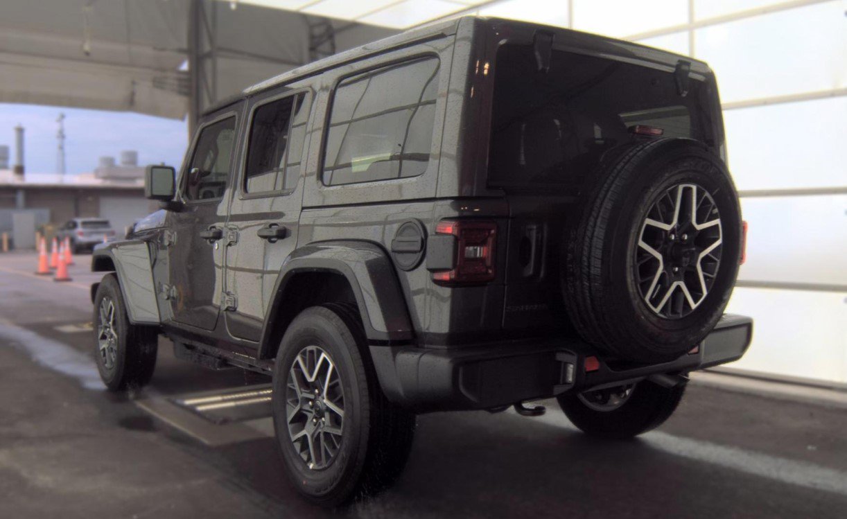 Used 2026 Jeep Wrangler Unlimited Sahara AWD/4WD image 6