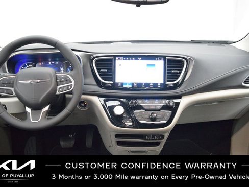 Used 2023 Chrysler Pacifica Touring-L image 17
