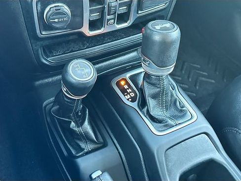 Used 2024 Jeep Wrangler Unlimited Sahara w/ Technology Group AWD/4WD image 18