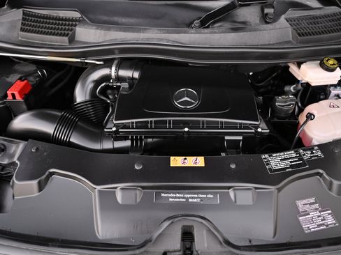 Used 2018 Mercedes-Benz Metris Passenger image 32