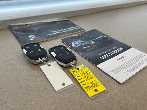 Certified 2023 GMC Acadia SLE w/ Driver Convenience Package image 17