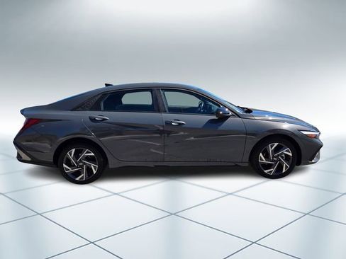 Used 2025 Hyundai Elantra Sport image 3