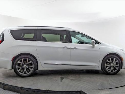 Used 2017 Chrysler Pacifica Limited w/ Tire & Wheel Group FWD image 9