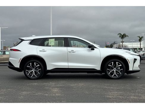 Used 2025 Toyota Crown Signia image 3