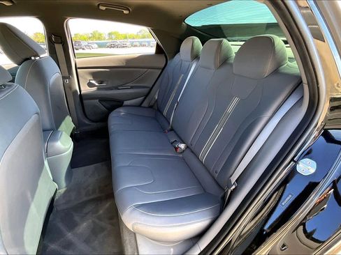 Used 2023 Hyundai Elantra SEL w/ Preferred Accessory Package image 19