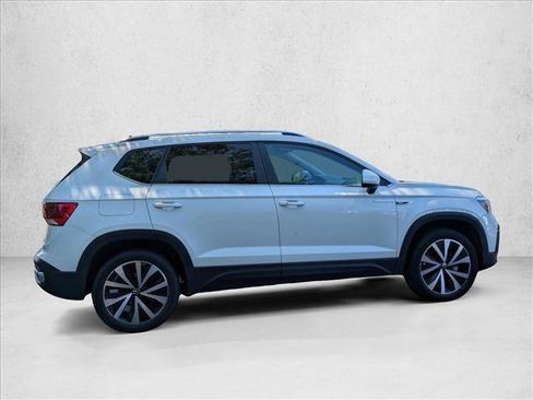Used 2022 Volkswagen Taos SE FWD image 4