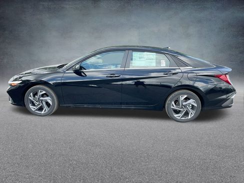 New 2025 Hyundai Elantra Limited image 28