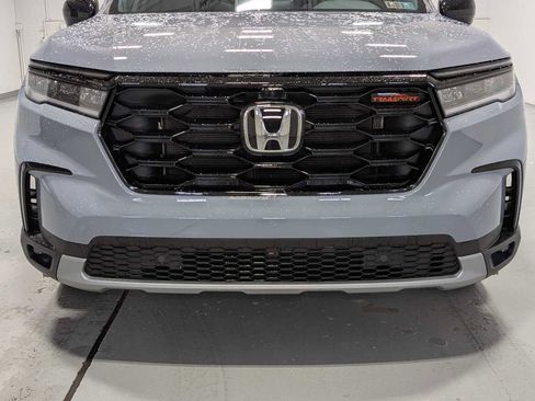 Used 2025 Honda Pilot TrailSport image 2