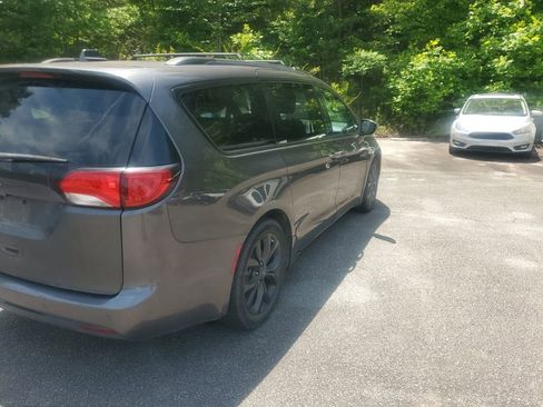 Used 2020 Chrysler Pacifica Touring-L Plus FWD image 7