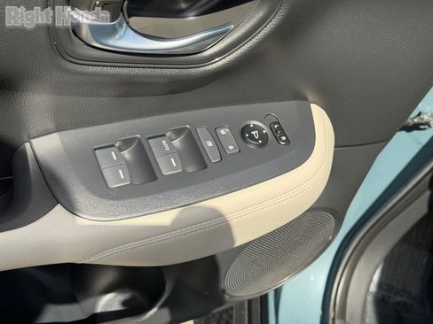 Used 2025 Honda HR-V LX image 18
