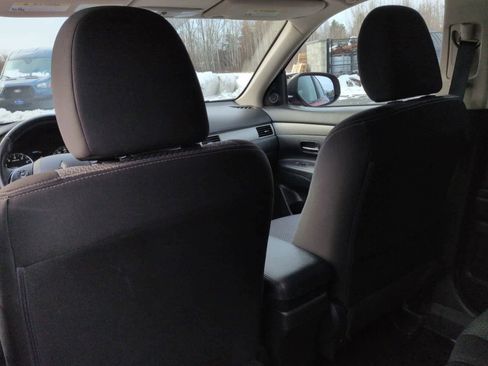 Used 2017 Mitsubishi Outlander SE image 19