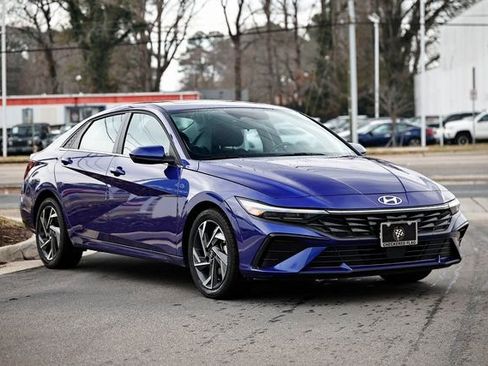 Used 2025 Hyundai Elantra SEL image 13