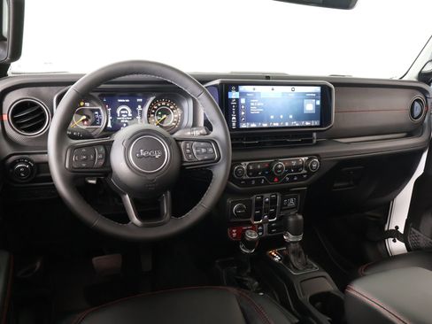 Used 2025 Jeep Gladiator Rubicon AWD/4WD image 2